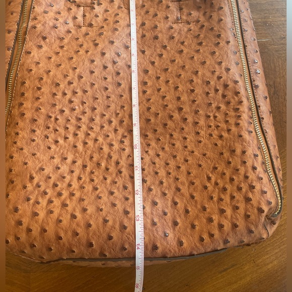 Versatile bag with expandable sides and multiple strap usage - Picture 10 of 10